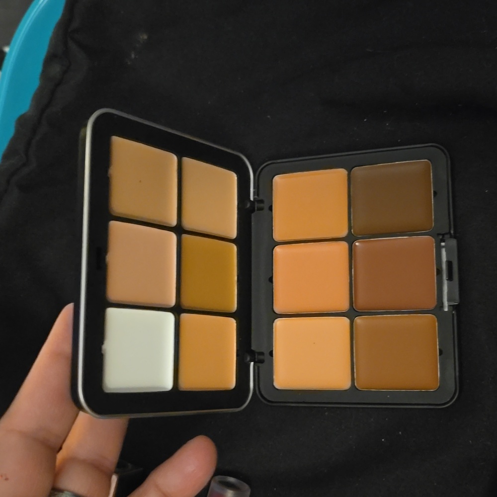 Multi Colored Concealer - Picture 4 of 4